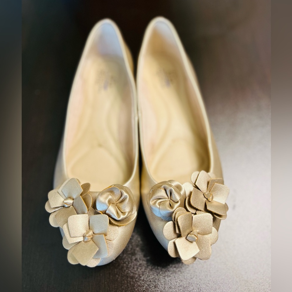 Life Stride Velocity With Memory Foam | Gold Flower Flats | Size 6.5